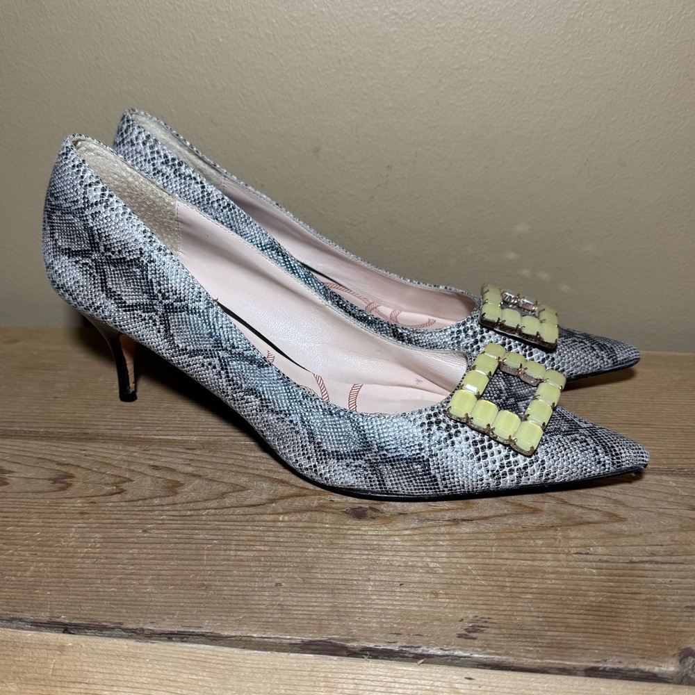 Lucy choi snakeskin print leather pointed toe kitten brooch heels size 42